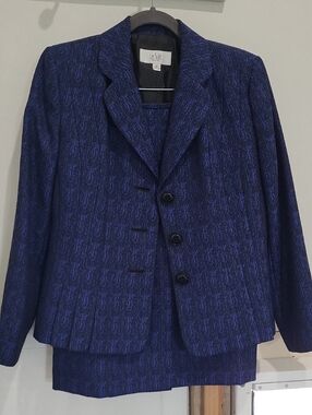 Le Suit Blue Textured Women's Blazer And Skirt